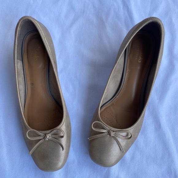 Clarks Artisan Gold Suede Bow Block Heel 9.5 - Picture 6 of 8